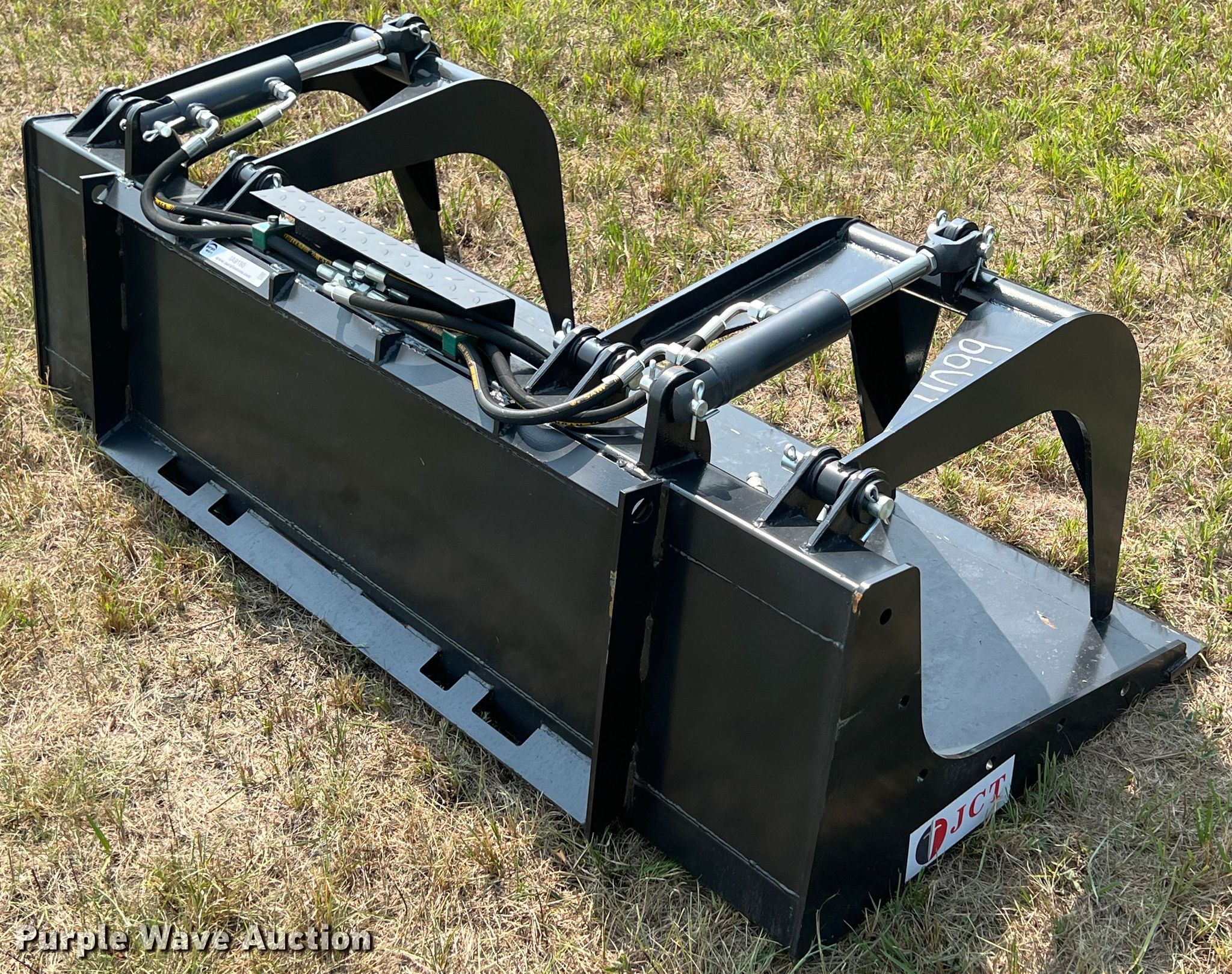 72" W skid steer grapple bucket in Yates Center, KS Item IA9180 sold