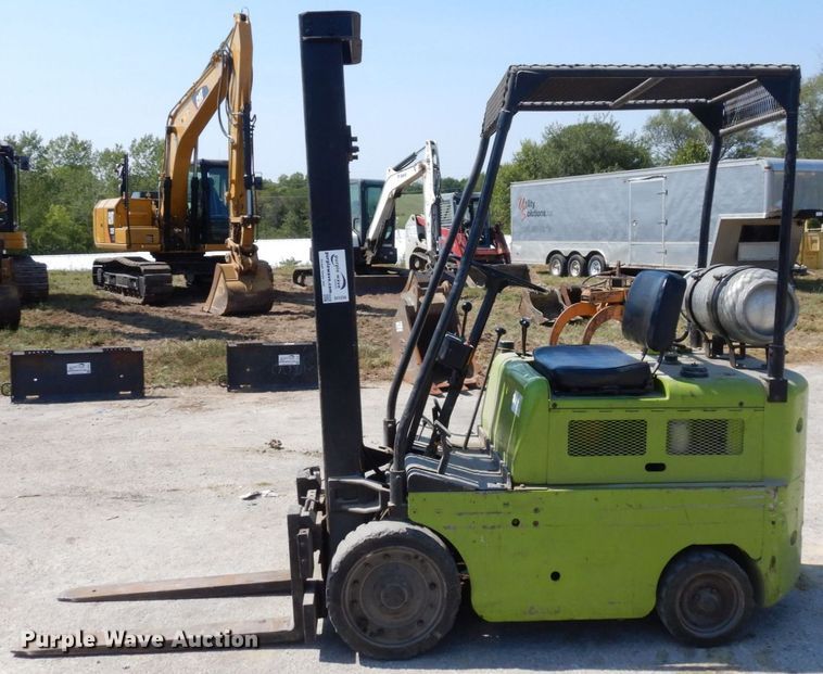 image for item DI1234 Clark  forklift