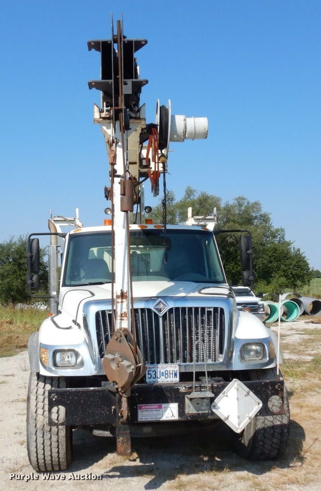 image for item DI1235 2007 International 7500 crane truck