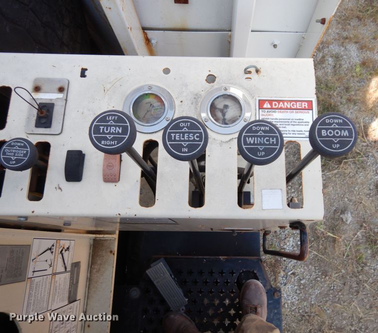 image for item DI1235 2007 International 7500 crane truck