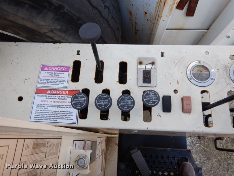 image for item DI1235 2007 International 7500 crane truck