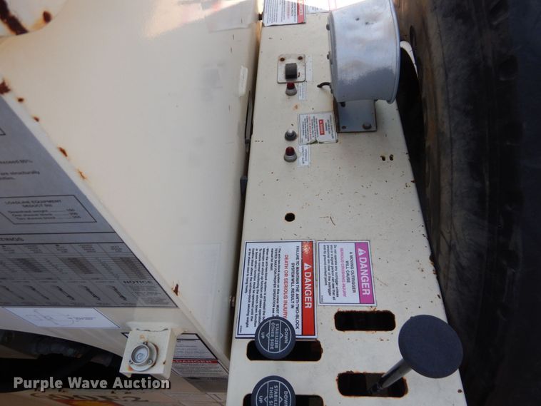 image for item DI1235 2007 International 7500 crane truck