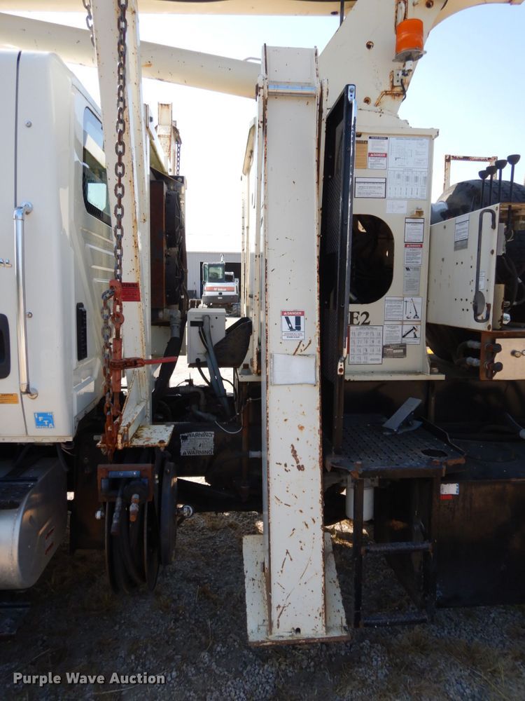 image for item DI1235 2007 International 7500 crane truck