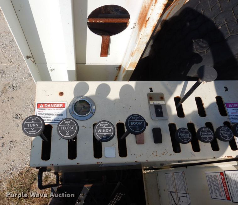 image for item DI1235 2007 International 7500 crane truck