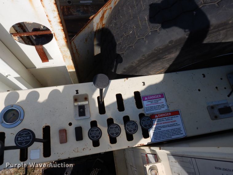 image for item DI1235 2007 International 7500 crane truck