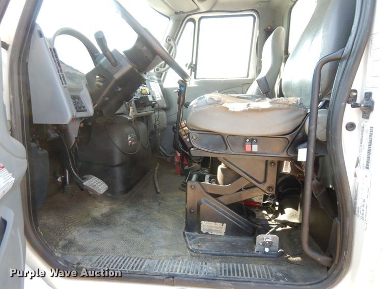 image for item DI1235 2007 International 7500 crane truck