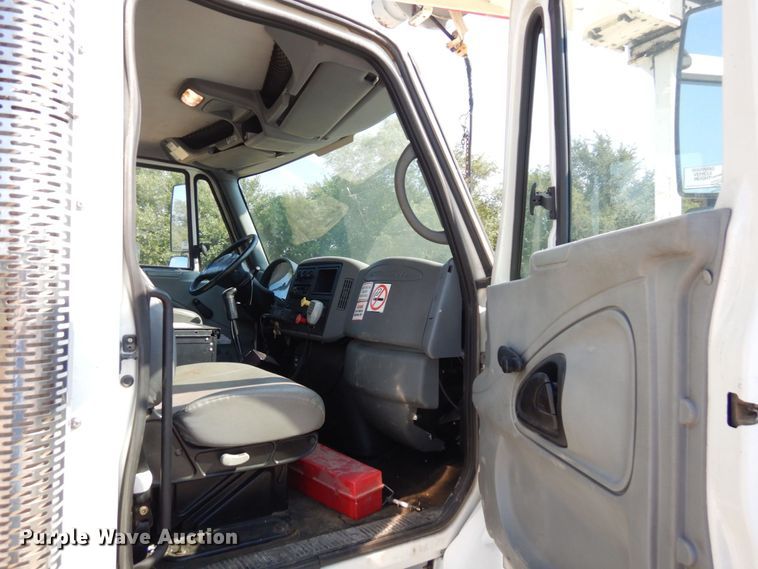 image for item DI1235 2007 International 7500 crane truck