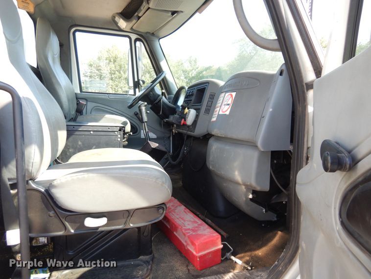 image for item DI1235 2007 International 7500 crane truck