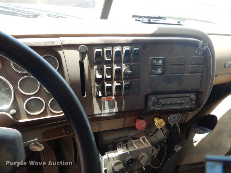 image for item DJ8843 2006 Mack CL733  dump truck