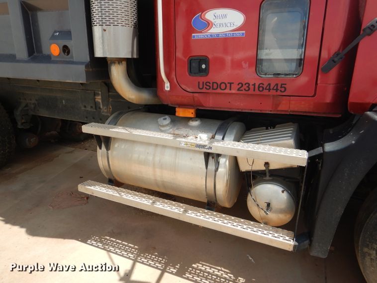 image for item DJ8843 2006 Mack CL733  dump truck