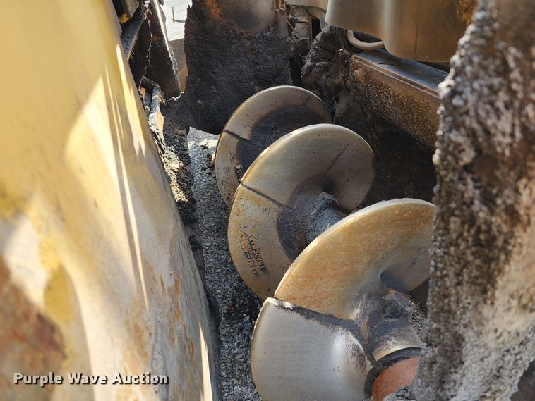 image for item DL6679 2002 Caterpillar AP1055B  paver