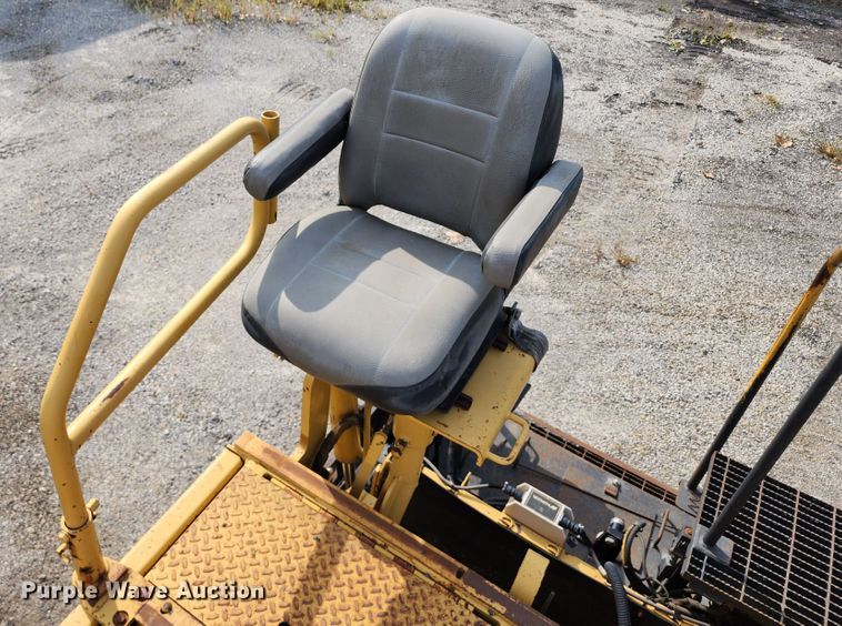 image for item DL6679 2002 Caterpillar AP1055B  paver