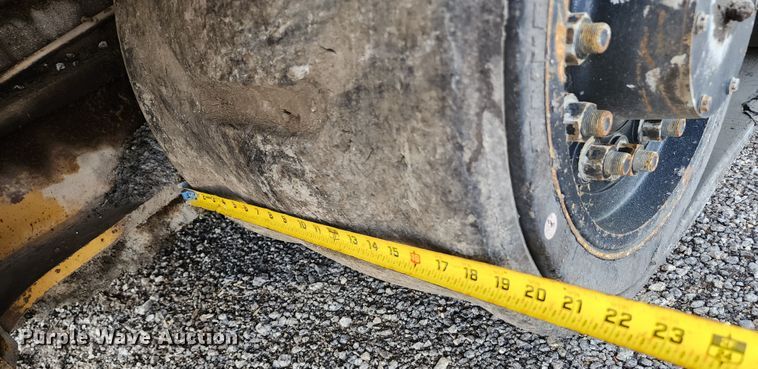 image for item DL6679 2002 Caterpillar AP1055B  paver