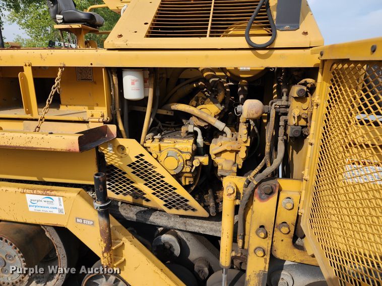 image for item DL6679 2002 Caterpillar AP1055B  paver