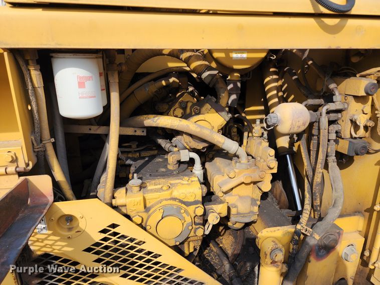 image for item DL6679 2002 Caterpillar AP1055B  paver