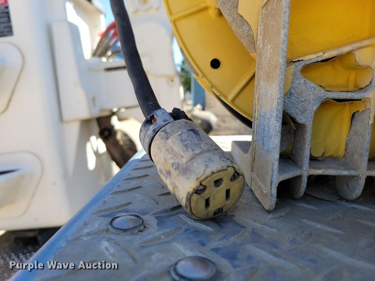 image for item DM8046 2011 Ford F550 Super Duty XL  SuperCab bucket truck