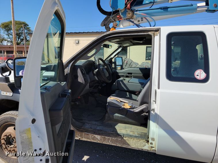 image for item DM8046 2011 Ford F550 Super Duty XL  SuperCab bucket truck