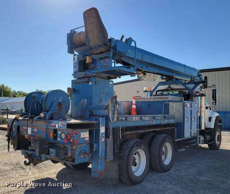 image for item DM8047 2009 International WorkStar 7500  digger derrick truck