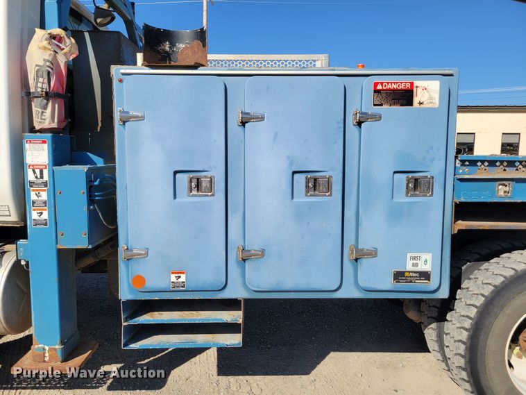 image for item DM8047 2009 International WorkStar 7500  digger derrick truck