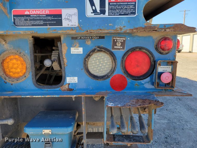 image for item DM8047 2009 International WorkStar 7500  digger derrick truck