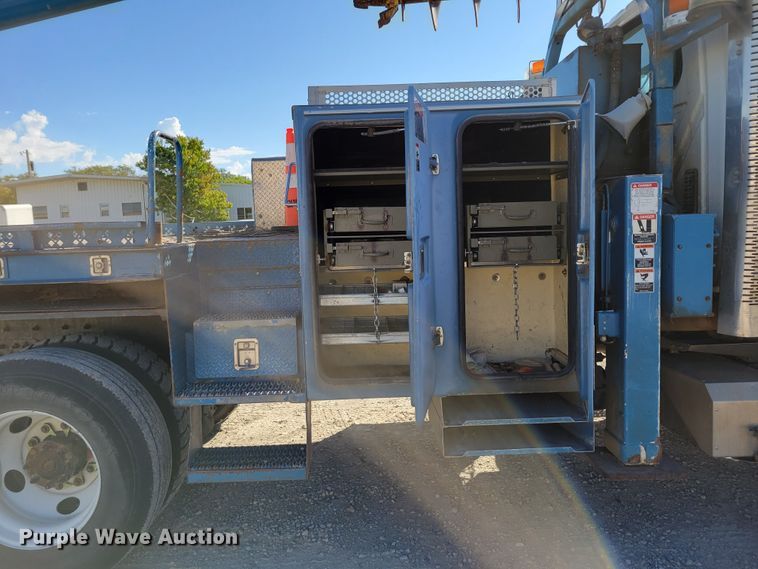 image for item DM8047 2009 International WorkStar 7500  digger derrick truck