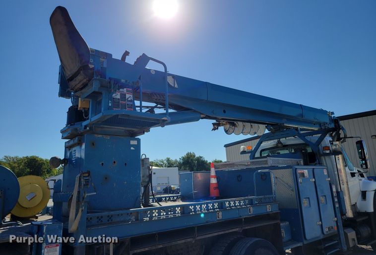 image for item DM8047 2009 International WorkStar 7500  digger derrick truck