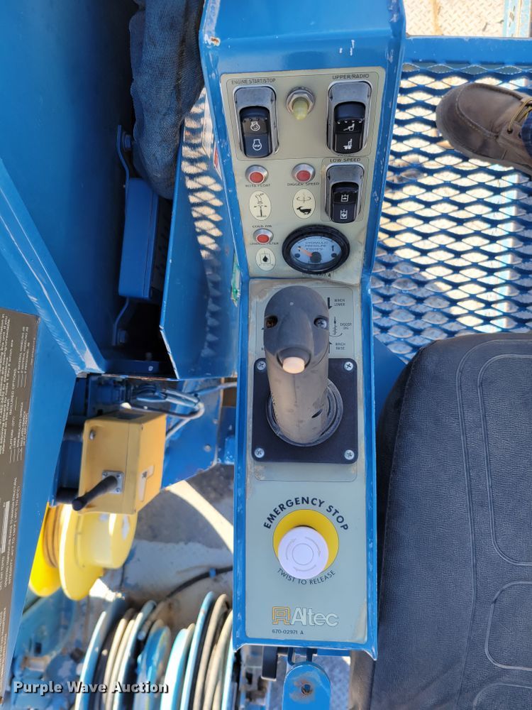 image for item DM8047 2009 International WorkStar 7500  digger derrick truck