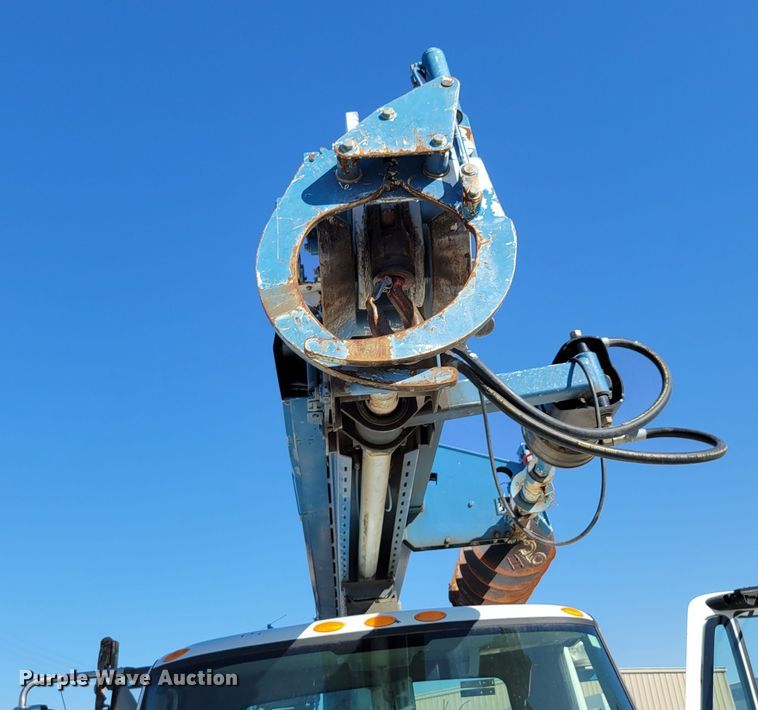 image for item DM8047 2009 International WorkStar 7500  digger derrick truck