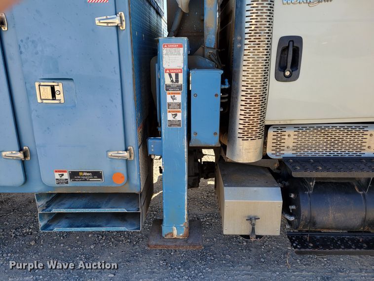 image for item DM8047 2009 International WorkStar 7500  digger derrick truck