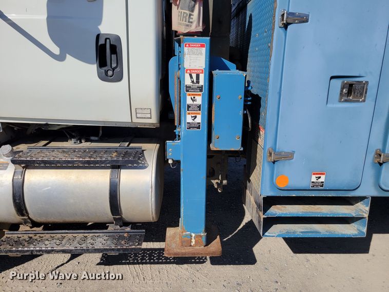 image for item DM8047 2009 International WorkStar 7500  digger derrick truck