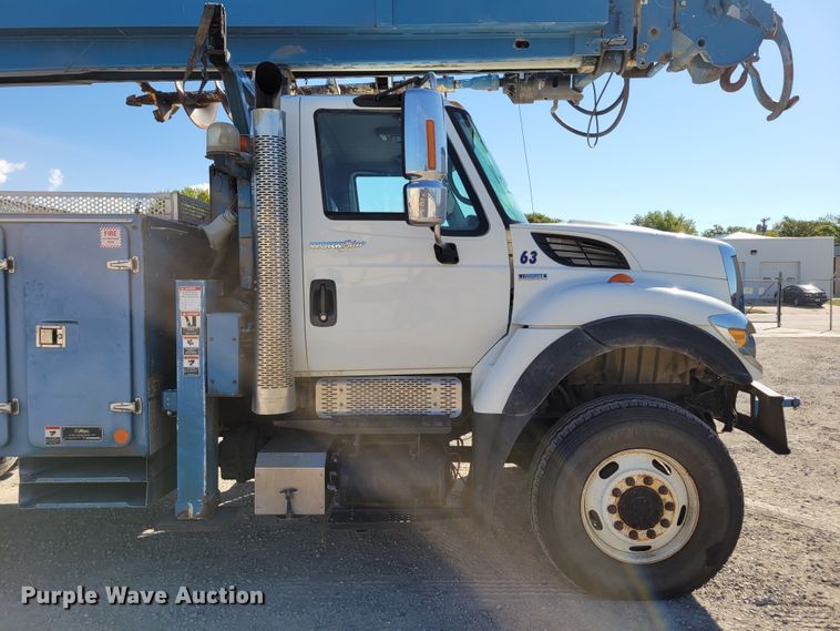 image for item DM8047 2009 International WorkStar 7500  digger derrick truck