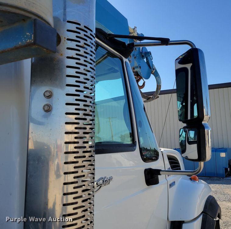 image for item DM8047 2009 International WorkStar 7500  digger derrick truck