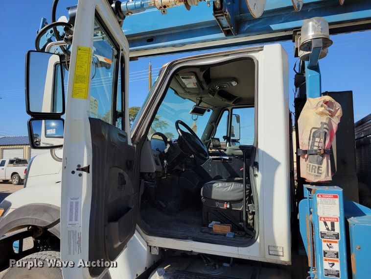 image for item DM8047 2009 International WorkStar 7500  digger derrick truck