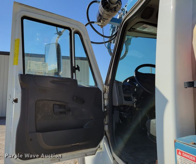 image for item DM8047 2009 International WorkStar 7500  digger derrick truck