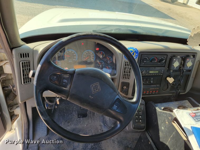 image for item DM8047 2009 International WorkStar 7500  digger derrick truck