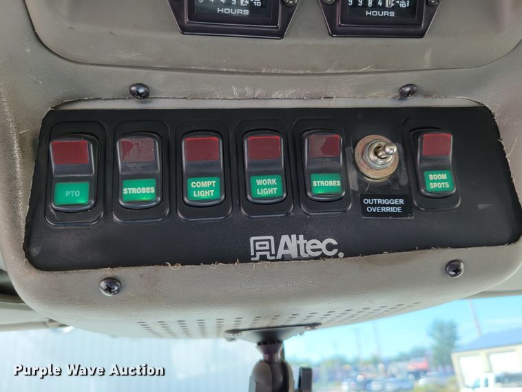 image for item DM8047 2009 International WorkStar 7500  digger derrick truck