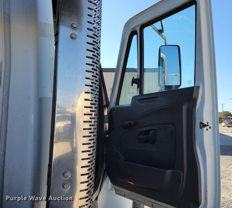 image for item DM8047 2009 International WorkStar 7500  digger derrick truck