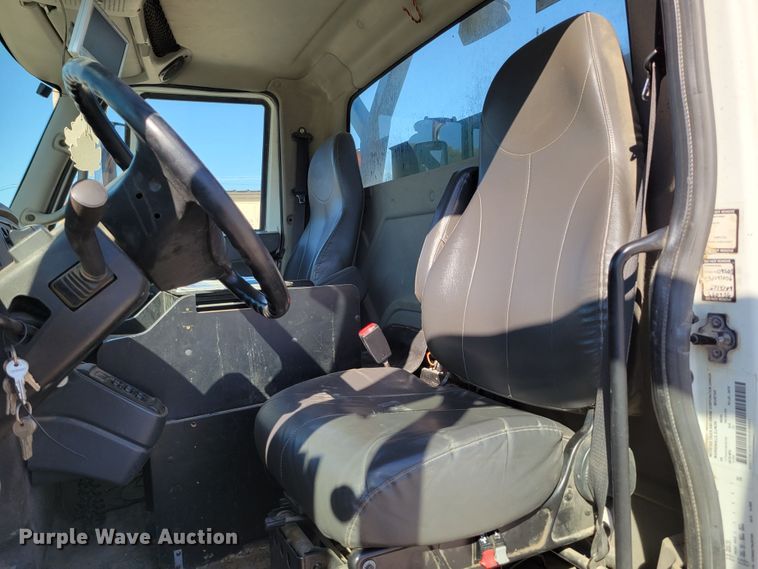 image for item DM8047 2009 International WorkStar 7500  digger derrick truck