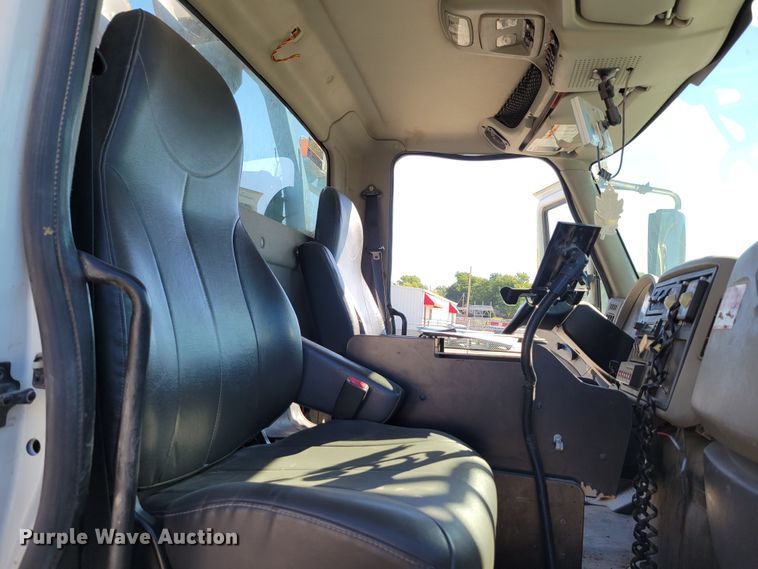 image for item DM8047 2009 International WorkStar 7500  digger derrick truck