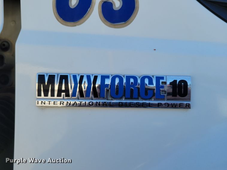 image for item DM8047 2009 International WorkStar 7500  digger derrick truck