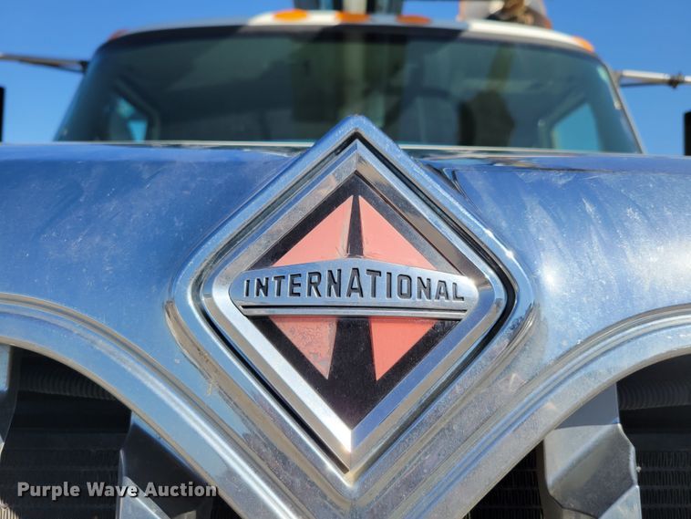 image for item DM8047 2009 International WorkStar 7500  digger derrick truck