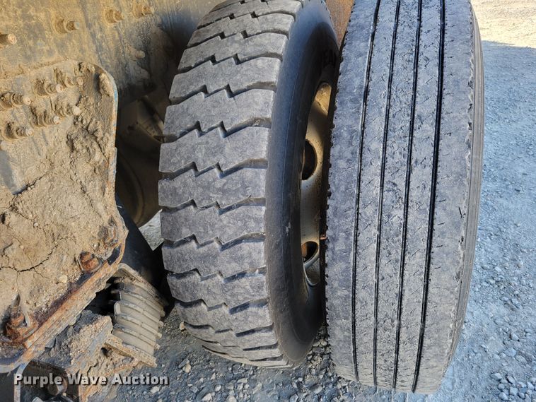 image for item DM8047 2009 International WorkStar 7500  digger derrick truck