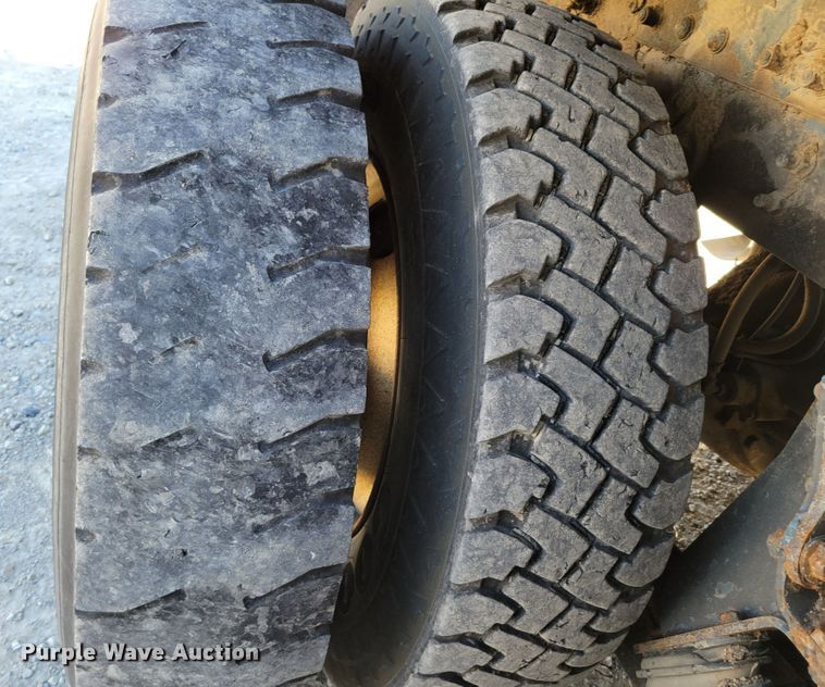 image for item DM8047 2009 International WorkStar 7500  digger derrick truck