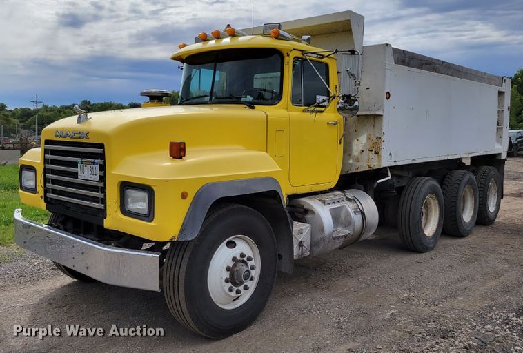 image for item DM8048 1997 Mack RD688S  dump truck