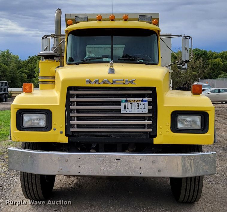 image for item DM8048 1997 Mack RD688S  dump truck