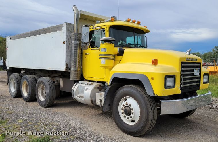 image for item DM8048 1997 Mack RD688S  dump truck