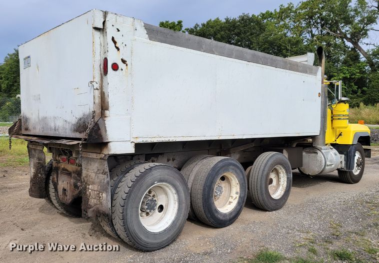 image for item DM8048 1997 Mack RD688S  dump truck