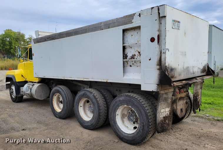 image for item DM8048 1997 Mack RD688S  dump truck