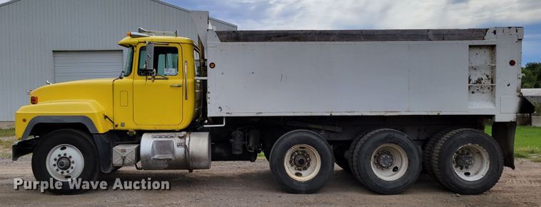 image for item DM8048 1997 Mack RD688S  dump truck