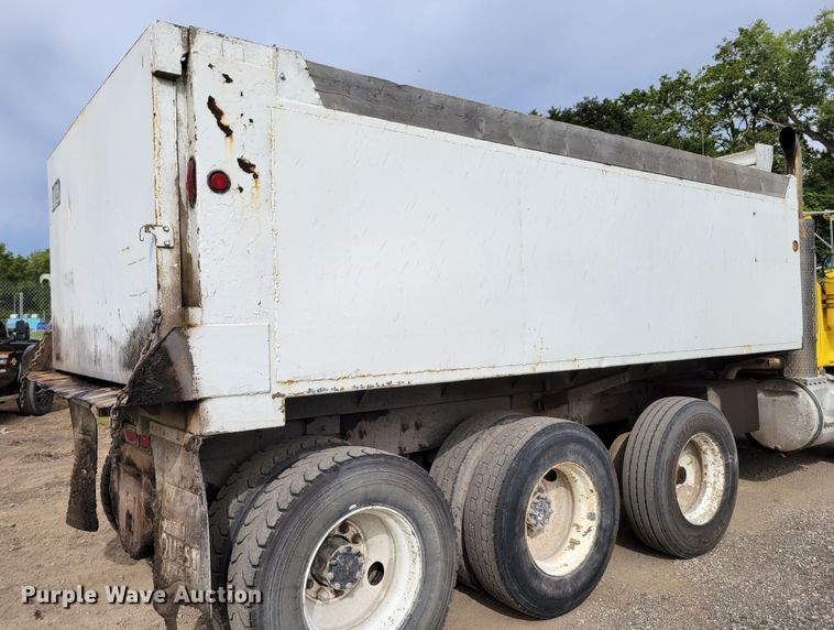 image for item DM8048 1997 Mack RD688S  dump truck